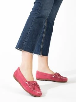 Minnetonka Lage Schoenen Mocassins Kilty Dames Pink -Damesschoenen Winkel 6c182a6292e543384b7f05438f8c5c4e